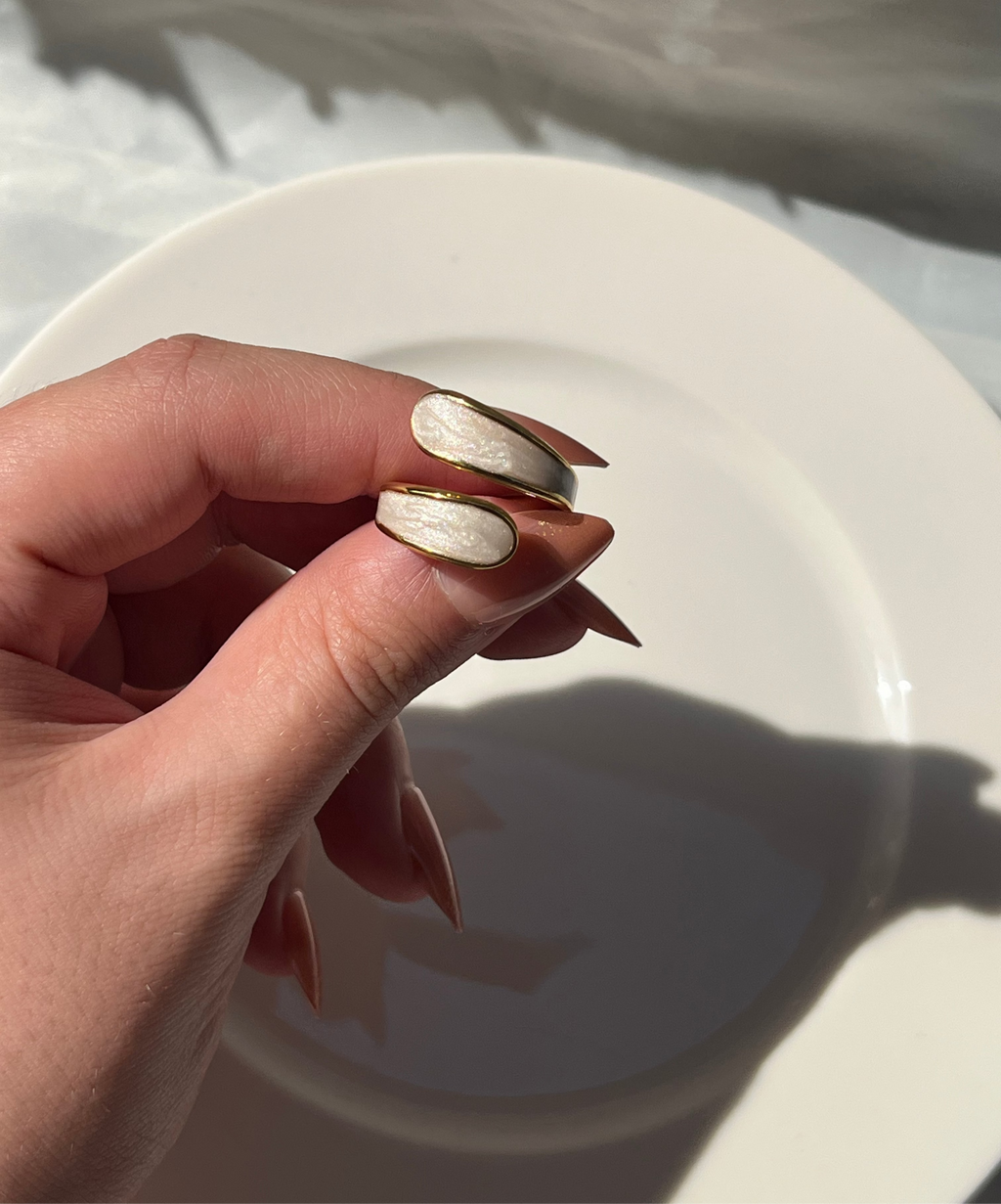 Resin "Hug" Ring – White