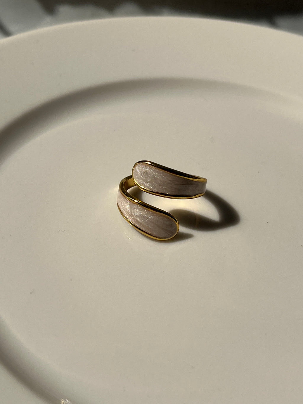 Resin "Hug" Ring – White