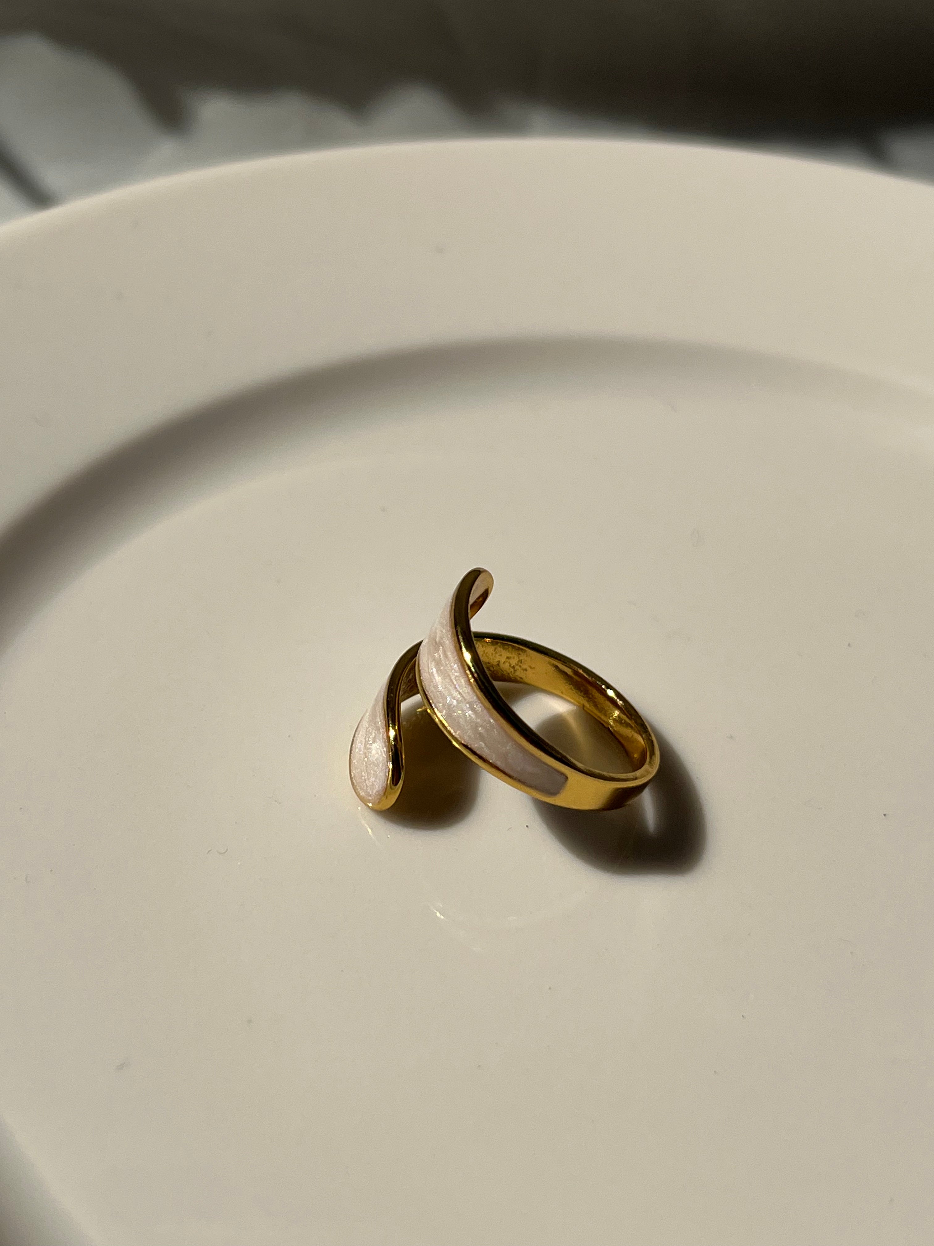 Resin "Hug" Ring – White